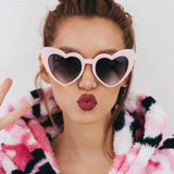 Lunettes de soleil de barbie en forme de coeur rose rouge noir blanc-THE FASHION PARADOX