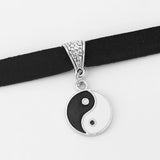 Collier ras du cou, choker daim noir pendentif ying yang - BIJOUX - THE FASHION PARADOX