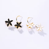 Boucles d'oreille asymétriques fleurs noires et blanches avec perles-BIJOUX-THE FASHION PARADOX