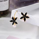Boucles d'oreille asymétriques fleurs noires et blanches avec perles-BIJOUX-THE FASHION PARADOX