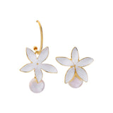 Boucles d'oreille asymétriques fleurs noires et blanches avec perles-BIJOUX-THE FASHION PARADOX
