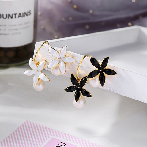 Boucles d'oreille asymétriques fleurs noires et blanches avec perles-BIJOUX-THE FASHION PARADOX