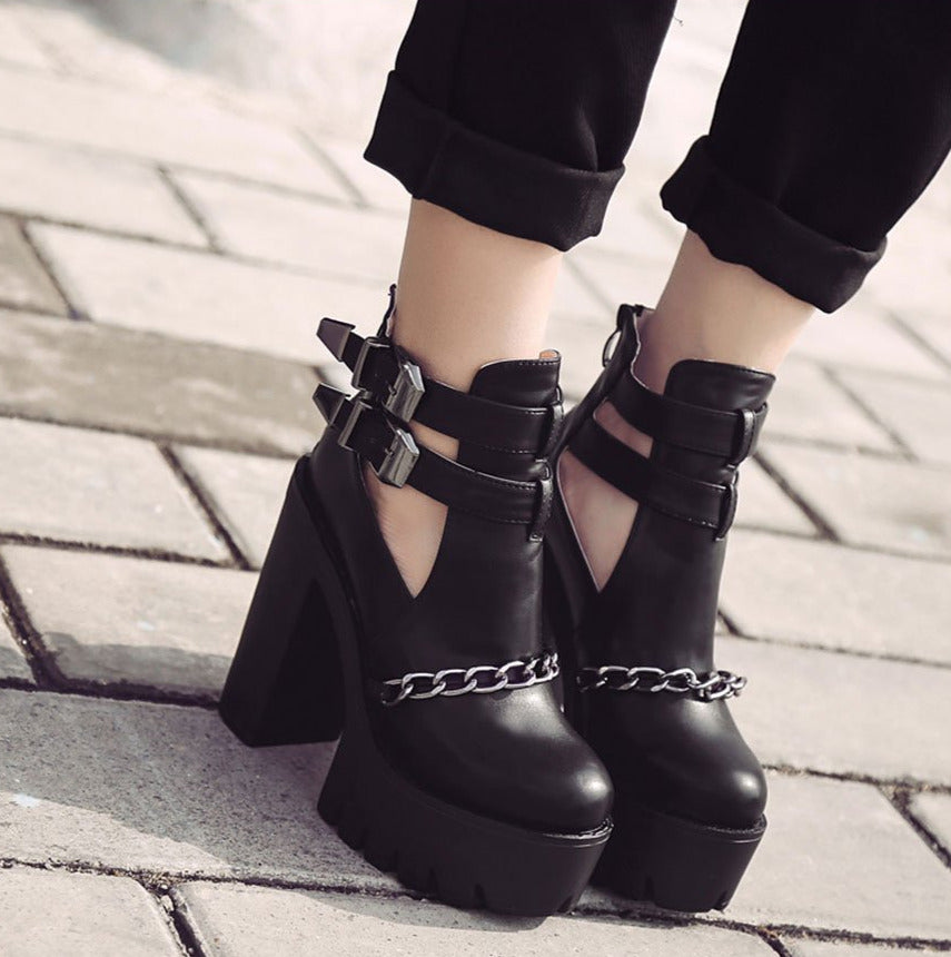 Bottines mi-haute à talons noires ouvertes avec chaine