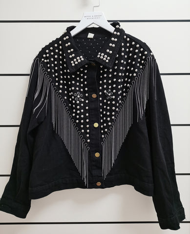 Veste en jeans denim noire ou bleue avec franges et rivets-Vestes et manteaux-THE FASHION PARADOX