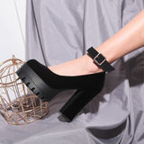 Chaussures à talons en velours bordeaux, noir ou vert - Chaussures - THE FASHION PARADOX