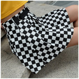 Jupe patineuse évasée à damier avec ceinture noire - Jupes - THE FASHION PARADOX