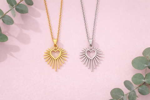 Collier pendentif cœur radiant en acier inoxydable, bijou minimaliste et intemporel, vue de face