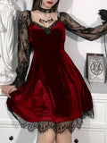 Robe gothique en velours rouge et manches en dentelle noire-Robes-THE FASHION PARADOX
