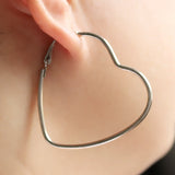Boucles d'oreille anneaux en forme de coeur dorés ou argentés - BIJOUX - THE FASHION PARADOX