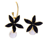 Boucles d'oreille asymétriques fleurs noires et blanches avec perles-BIJOUX-THE FASHION PARADOX