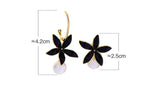 Boucles d'oreille asymétriques fleurs noires et blanches avec perles-BIJOUX-THE FASHION PARADOX